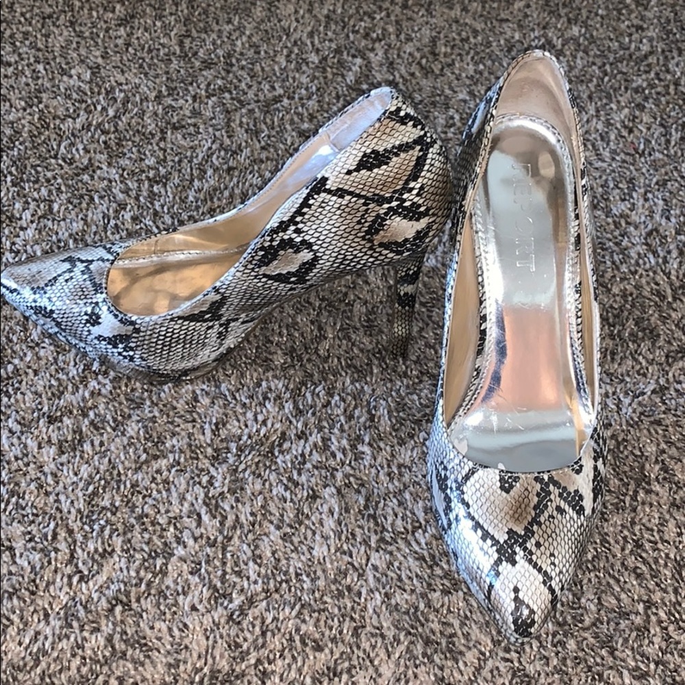 Fun snakeskin Heels! Great condition & Size 7!